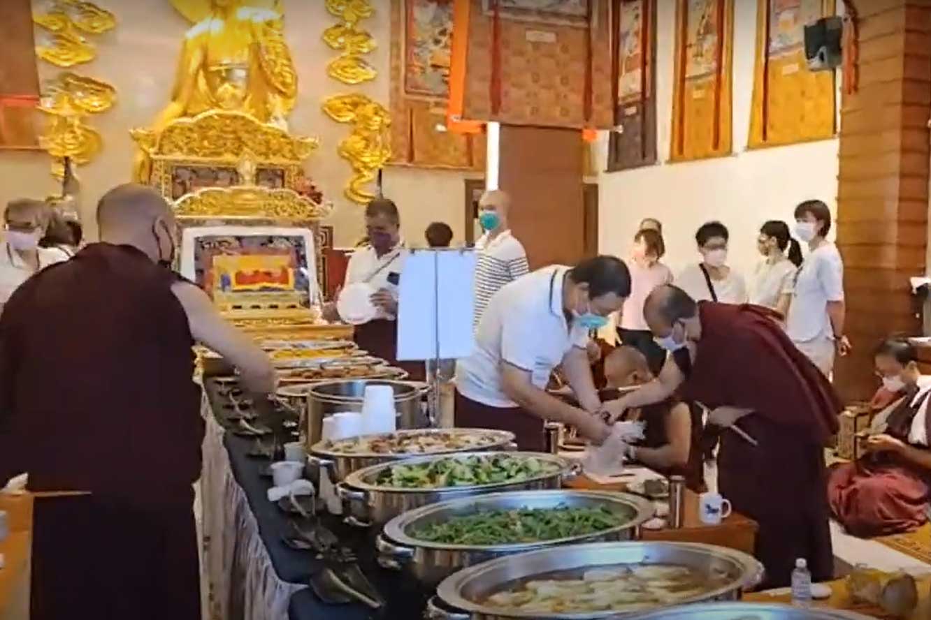 法會圓滿後,喇嘛與信眾們一同享受這次薈供妙食。