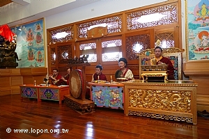 修誦的音律，彷彿銀光流洩，佈滿整個空間。