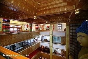 六大本尊安奉於密續院，位於法王殿最高樓層，與大佛佛首相對應。