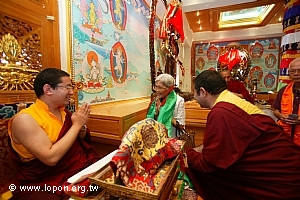 法王親切的與前來頂禮供養長者問候。