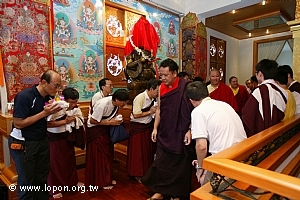 導師與欽智佛爺蒞臨密續院。