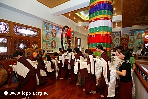 有幸赴會的弟子們，手持潔白卡達與供養，隊伍排得長又長。