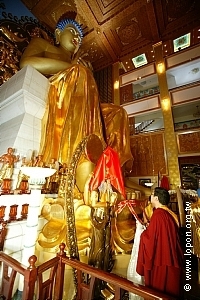 法王為安奉於大佛前的四臂觀音與四臂文殊聖像開光揭紅。