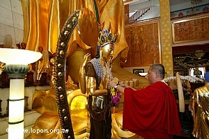 滇真導師敬獻花鬘，供養四臂觀音聖像。