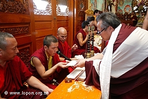 謝耀慶執事代表本寺供養法王與喇嘛。