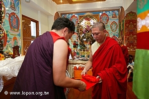 滇真導師與欽智佛爺親自準備各色卡達。