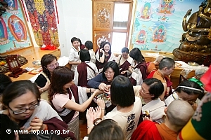 分送美味的薈供品，弟子深知薈供品的珍貴，蜂擁而上。