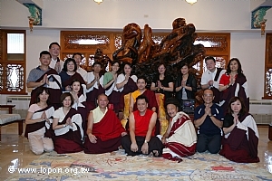 康楚法王、欽智佛爺、滇真導師、阿曲長老與各位功德主合影，留下值得珍藏的回憶。