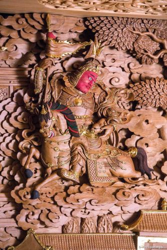 西北方 衣食財神 諾金瑪/紅藥叉(ཟས་གོས་ནོར་བདག་གནོད་སྦྱིན་དམར།雪桂諾達諾金瑪) 身紅色。右手持旗旛嚴飾的
長矛。左手捧吐寶鼠。
