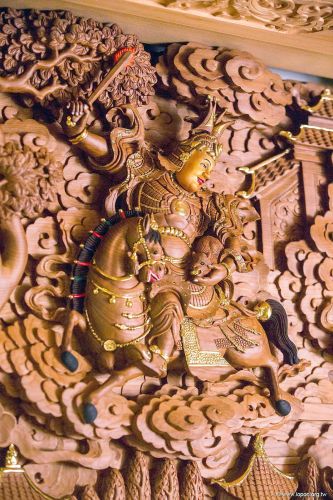 西南方 駿馬財神 瑞面答(ཅང་ཤེས་ནོར་བདག་རེ་མནྟ། 江謝諾達瑞面答)身金色。右手持水晶寶劍，左手捧吐寶鼠。
