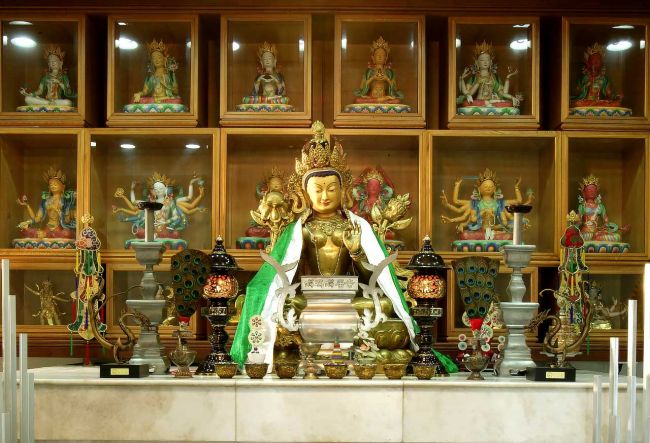 母續本尊，八供由右至左依序為水、水、花、香、燈、塗香、朵瑪、音樂。