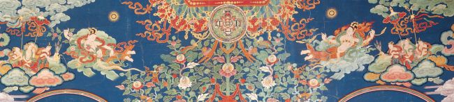 文殊菩薩正上方,七朵小蓮花上,安住七尊佛。可能與「文殊菩薩是七佛之師」有關。最上方高懸華麗傘蓋,瓔珞飄帶燦爛紛呈,中央有壇城曼荼羅。兩旁供養天女,居右者手持瓔珞、居左者引蓮花蔓,凌雲蹁躚,宛若敦煌飛天之飄逸。