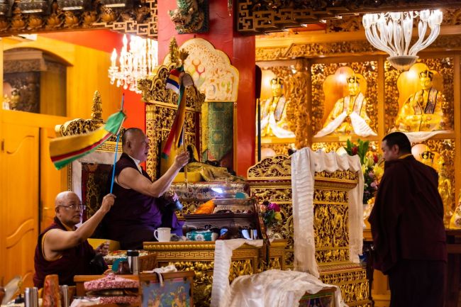 上師仁波切主法與喇嘛們修持上師薈供儀軌，祈禱消除災障、福慧增長