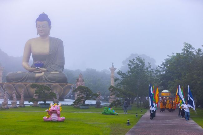 弟子信眾跟隨  上師、堪布和喇嘛們頂戴大藏經繞寺