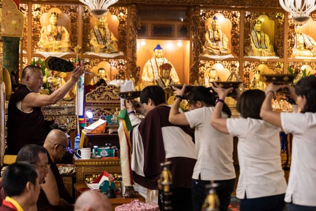 上師仁波切灑淨及加持上供下施的煙供吉祥物