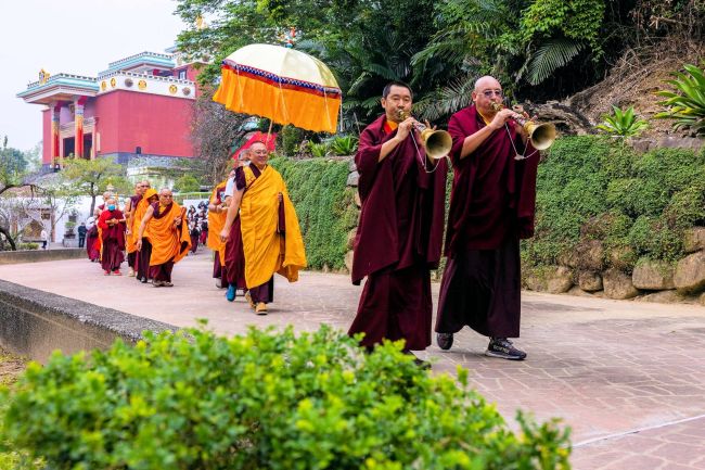 上師莊嚴地向菩提心園而行