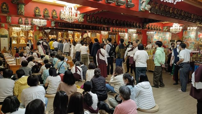 除了寶瓶功德主外，眾人也歡喜依序領受加持。